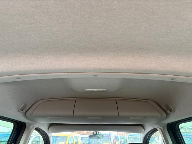 天井には天吊型の収納スペースが御座いますので車内もすっきり！