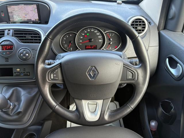 ステアリングも使用感少なく保たれています！