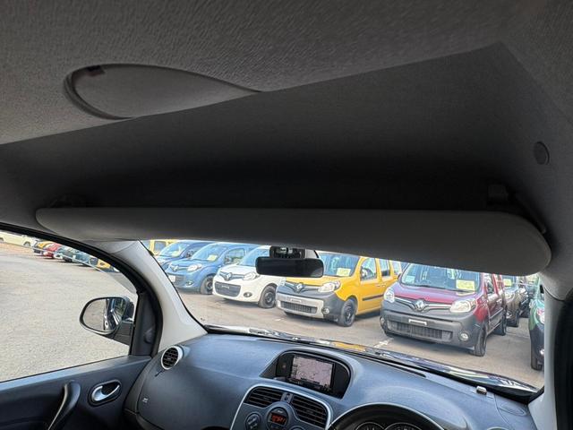 フランスの郵便配達にも使われるカングー！たくさん収納できる小物入れがあるのも大きなメリットです！