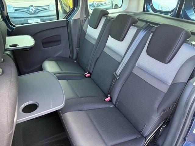 ３人乗っても余裕のある後部座席！窮屈感なくゆったりと座れます！