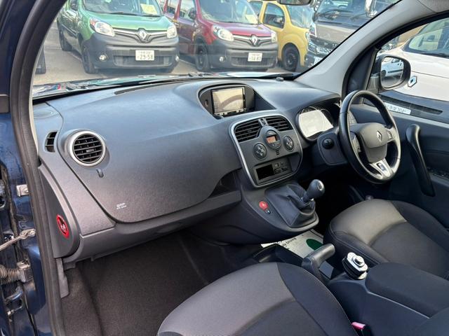 解放感のある運転席！大きなフロントガラスのおかげで視界を大きく確保できます！