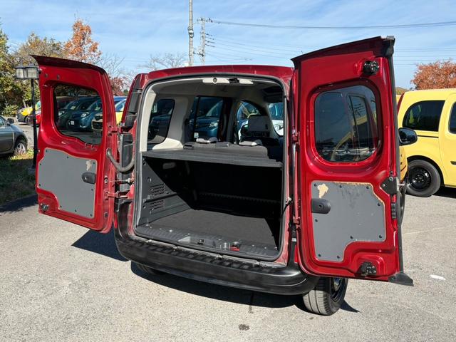 ロックを外せば１８０度開くことができます！お荷物の出し入れも楽々です！