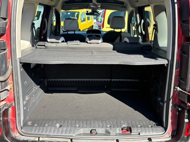 カングーの人気の一つでもある大容量ラゲッジスペース！専用トノボードはお荷物の仕分けに大活躍！