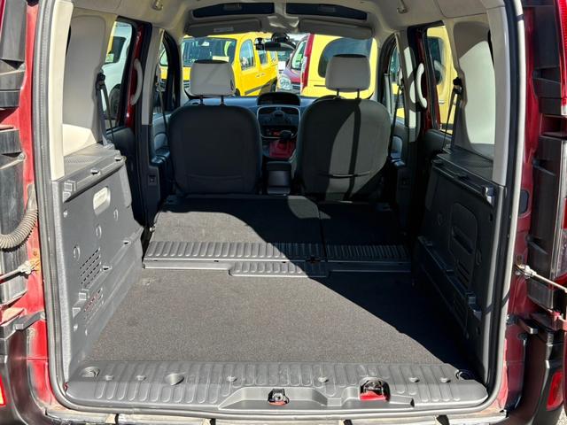 セカンドシートを倒せば更にスペースが広がります！マットを敷けば車中泊もできますね♪