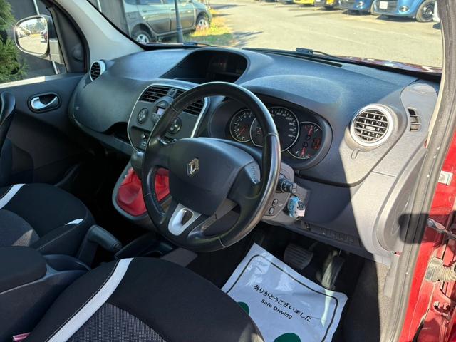 解放感のある運転席！大きなフロントガラスのおかげで視界を大きく確保できます！