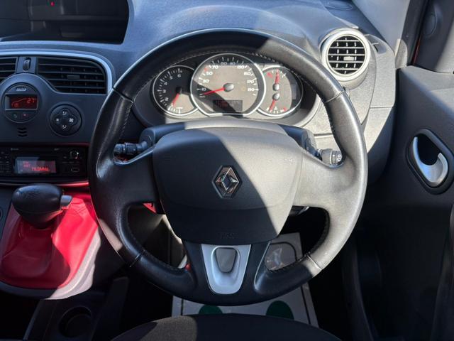 ステアリングも使用感少なくきれいな状態が保たれています！