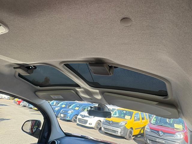 フロント天井には左右２分割のグラスルーフ！手動で開閉もできます！