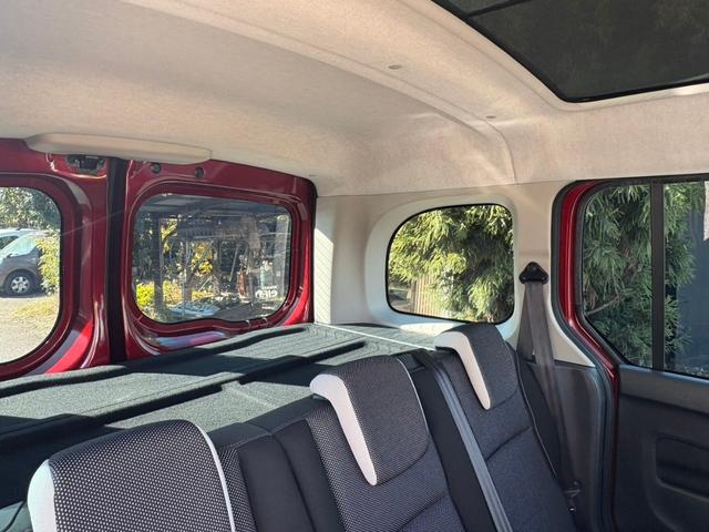 車内からチラッと覗くボディーカラーも可愛いです！