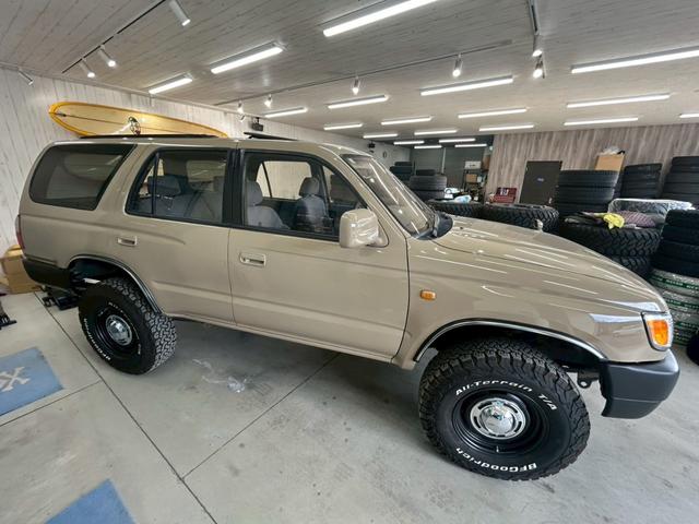 ハイラックスサーフ ＳＳＲ－Ｘ　ナローボディー　サンルーフ　４ランナー　ウッドインパネ　ナロー仕様　リフトアップ　ＤＥＡＮ１６インチＡＷ　ＴＯＹＯＴＡグリル　グッドリッチＡ／Ｔタイヤ　フェンダーアーチモール　ＵＳコーナーランプ（5枚目）