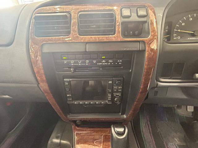 ハイラックスサーフ ＳＳＲ－Ｘ　ナローボディー　サンルーフ　４ランナー　ウッドインパネ　ナロー仕様　リフトアップ　ＤＥＡＮ１６インチＡＷ　ＴＯＹＯＴＡグリル　グッドリッチＡ／Ｔタイヤ　フェンダーアーチモール　ＵＳコーナーランプ（21枚目）