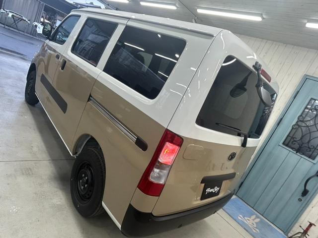 タウンエースバン ＧＬ　キャンパーアルトピアーノ仕様　デニムシートカバー　アウトドアカスタム　ツートンカラー　トーヨーオープンカントリーＲＴ　新　車　タウンエース　カスタムカー　オリジナルステッカー（4枚目）