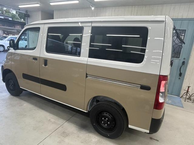 タウンエースバン ＧＬ　キャンパーアルトピアーノ仕様　デニムシートカバー　アウトドアカスタム　ツートンカラー　トーヨーオープンカントリーＲＴ　新　車　タウンエース　カスタムカー　オリジナルステッカー（7枚目）