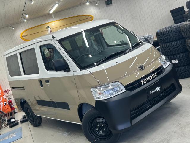 タウンエースバン ＧＬ　キャンパーアルトピアーノ仕様　デニムシートカバー　アウトドアカスタム　ツートンカラー　トーヨーオープンカントリーＲＴ　新　車　タウンエース　カスタムカー　オリジナルステッカー（10枚目）