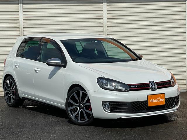 ＧＴＩ　アディダス　ユーザー買い取り車両走行３００００キロ代　アディダス専用インテリア　ゴルフボール型シフトノブ　専用エンブレム　専用スポーツシート　専用１８インチＡＷ　社外ナビ　Ｂｌｅｕｔｏｏｔｈオーディオ　地デジＴＶ(5枚目)