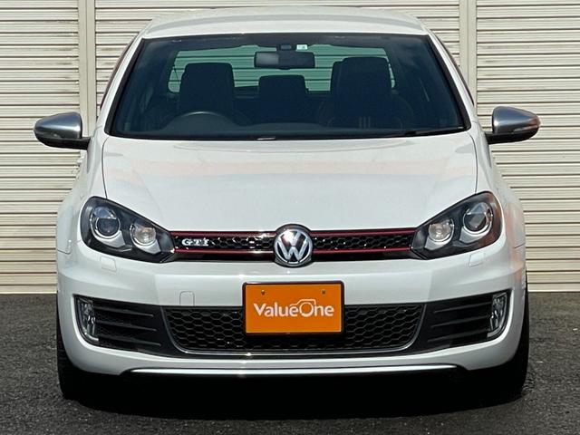 ＧＴＩ　アディダス　ユーザー買い取り車両走行３００００キロ代　アディダス専用インテリア　ゴルフボール型シフトノブ　専用エンブレム　専用スポーツシート　専用１８インチＡＷ　社外ナビ　Ｂｌｅｕｔｏｏｔｈオーディオ　地デジＴＶ(6枚目)