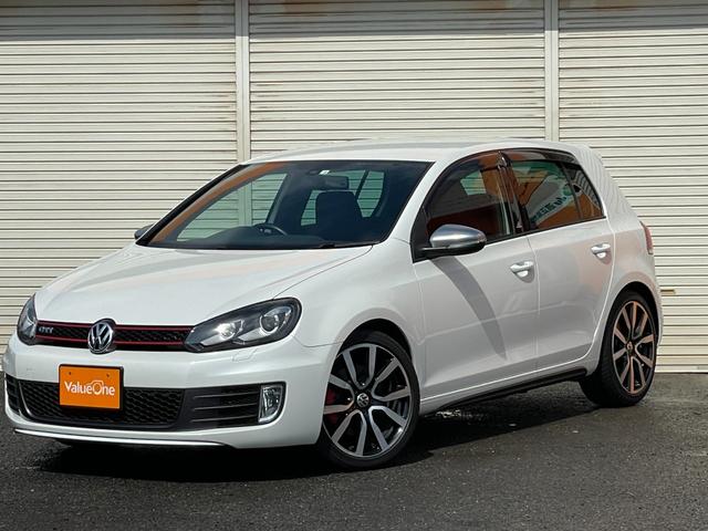 ＧＴＩ　アディダス　ユーザー買い取り車両走行３００００キロ代　アディダス専用インテリア　ゴルフボール型シフトノブ　専用エンブレム　専用スポーツシート　専用１８インチＡＷ　社外ナビ　Ｂｌｅｕｔｏｏｔｈオーディオ　地デジＴＶ(7枚目)