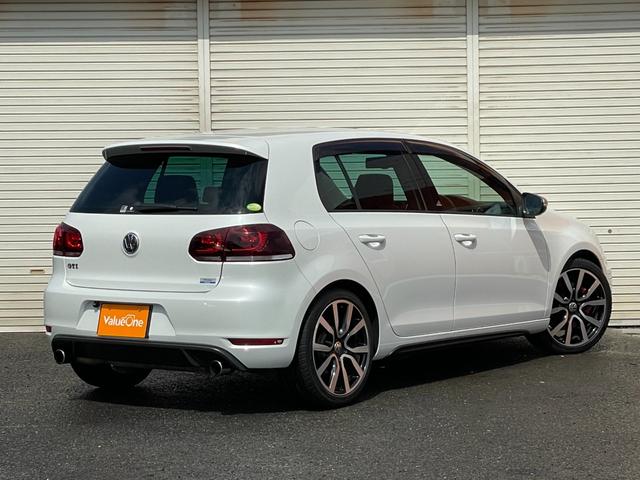 ＧＴＩ　アディダス　ユーザー買い取り車両走行３００００キロ代　アディダス専用インテリア　ゴルフボール型シフトノブ　専用エンブレム　専用スポーツシート　専用１８インチＡＷ　社外ナビ　Ｂｌｅｕｔｏｏｔｈオーディオ　地デジＴＶ(10枚目)