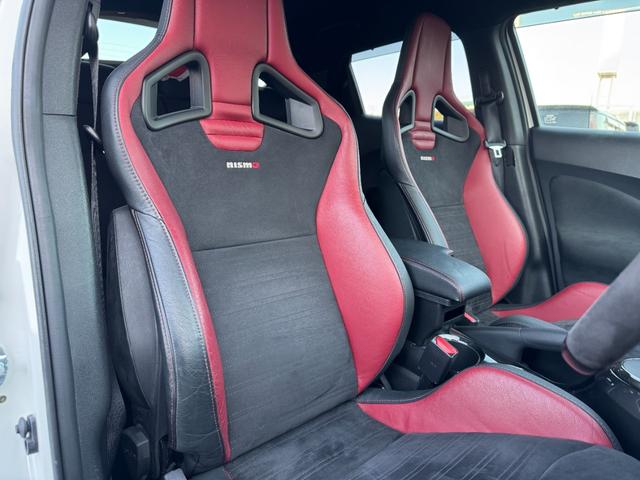 ジューク ニスモ　ＲＳ　純正レカロシート　４ＷＤ　１．６ターボエンジン　パドルシフト　ｎｉｓｍｏ製１８インチＡＷ　フジツボマフラー　ｎｉｓｍｏローダウンスプリング　純正ナビ　地デジＴＶ　Ｂｌｕｅｔｏｏｔｈオーディオ　ＨＩＤ（2枚目）