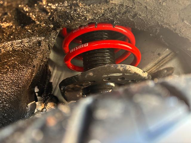 ジューク ニスモ　ＲＳ　純正レカロシート　４ＷＤ　１．６ターボエンジン　パドルシフト　ｎｉｓｍｏ製１８インチＡＷ　フジツボマフラー　ｎｉｓｍｏローダウンスプリング　純正ナビ　地デジＴＶ　Ｂｌｕｅｔｏｏｔｈオーディオ　ＨＩＤ（3枚目）