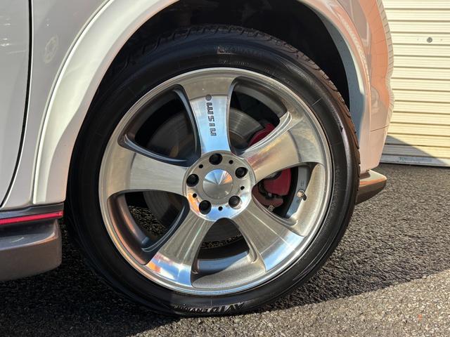 ジューク ニスモ　ＲＳ　純正レカロシート　４ＷＤ　１．６ターボエンジン　パドルシフト　ｎｉｓｍｏ製１８インチＡＷ　フジツボマフラー　ｎｉｓｍｏローダウンスプリング　純正ナビ　地デジＴＶ　Ｂｌｕｅｔｏｏｔｈオーディオ　ＨＩＤ（6枚目）
