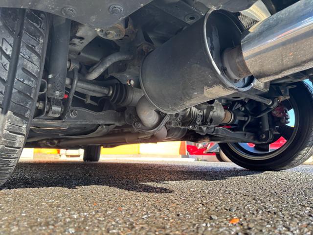 ジューク ニスモ　ＲＳ　純正レカロシート　４ＷＤ　１．６ターボエンジン　パドルシフト　ｎｉｓｍｏ製１８インチＡＷ　フジツボマフラー　ｎｉｓｍｏローダウンスプリング　純正ナビ　地デジＴＶ　Ｂｌｕｅｔｏｏｔｈオーディオ　ＨＩＤ（13枚目）