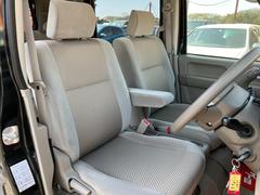 使用感の出やすい運転席ですが非常に良い状態です。 3