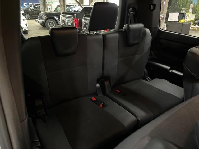 ノア Ｓｉ　ダブルバイビーＩＩ　禁煙車　９型ナビ　７人乗り　両側パワスラ　セーフティセンス　クルコン　クリアランスソナー　バックカメラ　ＥＴＣ　フルセグＴＶ　ＬＥＤヘッド　純正１６アルミ　リアオートエアコン　オートハイビーム（10枚目）