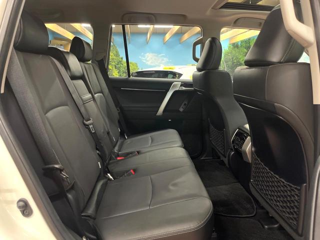 ランドクルーザープラド ＴＸ　Ｌパッケージ　マットブラックエディション　サンルーフ　メーカーナビ　全周囲カメラ　７人　禁煙車　シートベンチレーション　ブラインドスポットモニター　黒革シート　ルーフレール　レーダークルーズ　クリアランスソナー　純正１８インチアルミ（9枚目）