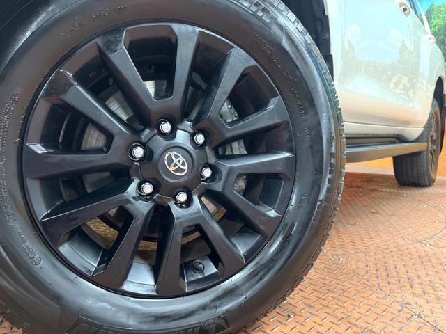 ランドクルーザープラド ＴＸ　Ｌパッケージ　マットブラックエディション　サンルーフ　メーカーナビ　全周囲カメラ　７人　禁煙車　シートベンチレーション　ブラインドスポットモニター　黒革シート　ルーフレール　レーダークルーズ　クリアランスソナー　純正１８インチアルミ（13枚目）