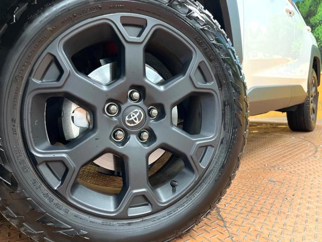 ＲＡＶ４ アドベンチャー　オフロードパッケージ　禁煙車　９型ディスプレイ　シートエアコン　セーフティセンス　レーダークルーズ　ブラインドスポットモニター　バックカメラ　ＥＴＣ　ＬＥＤヘッド　純正１８アルミ　ルーフレール　クリアランスソナー（13枚目）