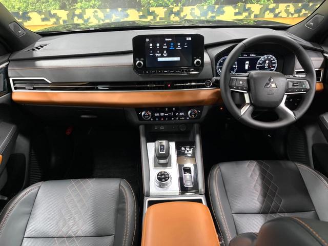 アウトランダーＰＨＥＶ Ｐ　４ＷＤ　パノラマルーフ　ＢＯＳＥサウンド　９型ナビ　全周囲カメラ　７人乗り　ルーフレール　禁煙車　パワーバックドア　シートヒーター　衝突軽減　マイパイロット　ブラインドスポットモニター　純正２０アルミ（2枚目）
