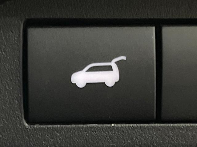 アウトランダーＰＨＥＶ Ｐ　４ＷＤ　パノラマルーフ　ＢＯＳＥサウンド　９型ナビ　全周囲カメラ　７人乗り　ルーフレール　禁煙車　パワーバックドア　シートヒーター　衝突軽減　マイパイロット　ブラインドスポットモニター　純正２０アルミ（7枚目）