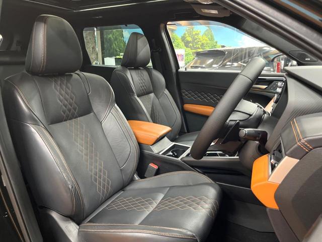 アウトランダーＰＨＥＶ Ｐ　４ＷＤ　パノラマルーフ　ＢＯＳＥサウンド　９型ナビ　全周囲カメラ　７人乗り　ルーフレール　禁煙車　パワーバックドア　シートヒーター　衝突軽減　マイパイロット　ブラインドスポットモニター　純正２０アルミ（8枚目）