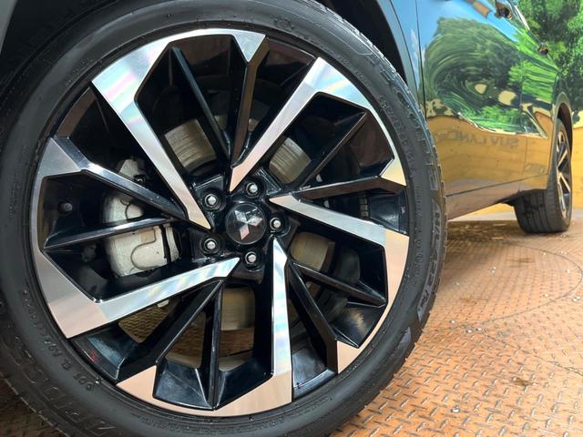アウトランダーＰＨＥＶ Ｐ　４ＷＤ　パノラマルーフ　ＢＯＳＥサウンド　９型ナビ　全周囲カメラ　７人乗り　ルーフレール　禁煙車　パワーバックドア　シートヒーター　衝突軽減　マイパイロット　ブラインドスポットモニター　純正２０アルミ（13枚目）
