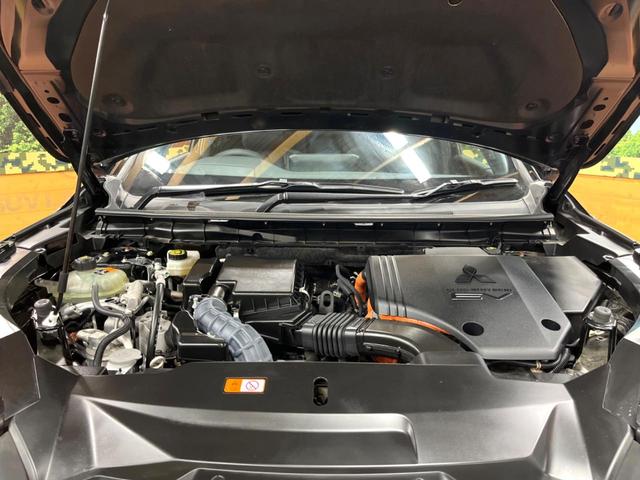 アウトランダーＰＨＥＶ Ｐ　４ＷＤ　パノラマルーフ　ＢＯＳＥサウンド　９型ナビ　全周囲カメラ　７人乗り　ルーフレール　禁煙車　パワーバックドア　シートヒーター　衝突軽減　マイパイロット　ブラインドスポットモニター　純正２０アルミ（18枚目）