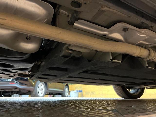 アウトランダーＰＨＥＶ Ｐ　４ＷＤ　パノラマルーフ　ＢＯＳＥサウンド　９型ナビ　全周囲カメラ　７人乗り　ルーフレール　禁煙車　パワーバックドア　シートヒーター　衝突軽減　マイパイロット　ブラインドスポットモニター　純正２０アルミ（45枚目）