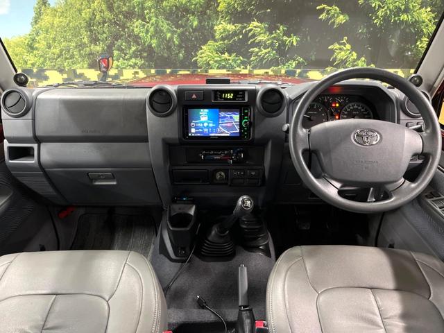 ランドクルーザー70 バン 4WD 禁煙車 5MT車 BFグッドリッチタイヤ 15インチアルミ SDナビ フルセグTV バックカメラ ETC Bluetooth接続可 キーレスキー 盗難防止装置 グレー革調シートカバー(2枚目)