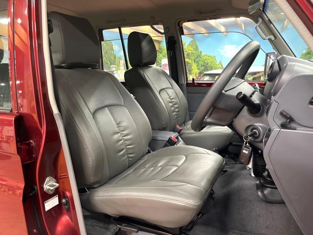 ランドクルーザー70 バン 4WD 禁煙車 5MT車 BFグッドリッチタイヤ 15インチアルミ SDナビ フルセグTV バックカメラ ETC Bluetooth接続可 キーレスキー 盗難防止装置 グレー革調シートカバー(8枚目)