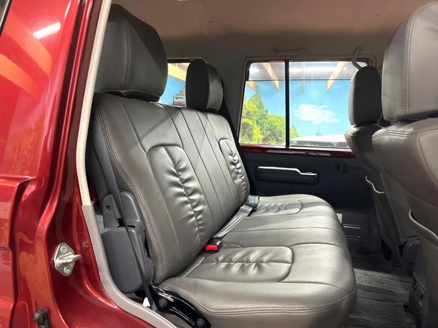 ランドクルーザー70 バン 4WD 禁煙車 5MT車 BFグッドリッチタイヤ 15インチアルミ SDナビ フルセグTV バックカメラ ETC Bluetooth接続可 キーレスキー 盗難防止装置 グレー革調シートカバー(9枚目)