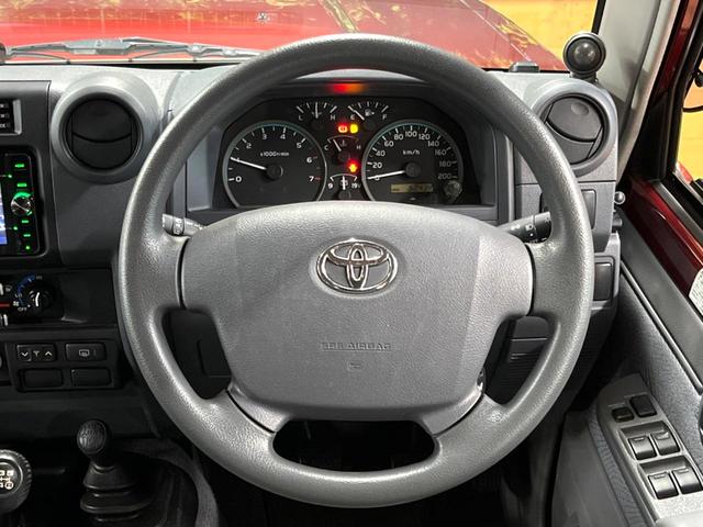 ランドクルーザー70 バン 4WD 禁煙車 5MT車 BFグッドリッチタイヤ 15インチアルミ SDナビ フルセグTV バックカメラ ETC Bluetooth接続可 キーレスキー 盗難防止装置 グレー革調シートカバー(11枚目)