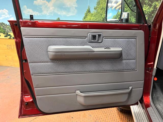 ランドクルーザー70 バン 4WD 禁煙車 5MT車 BFグッドリッチタイヤ 15インチアルミ SDナビ フルセグTV バックカメラ ETC Bluetooth接続可 キーレスキー 盗難防止装置 グレー革調シートカバー(22枚目)