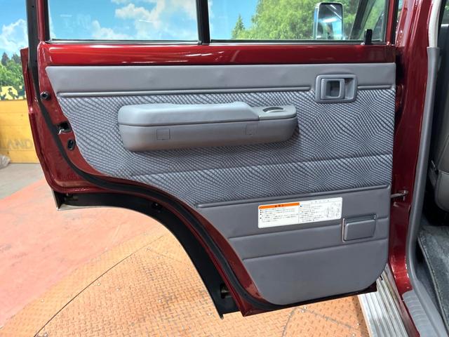 ランドクルーザー70 バン 4WD 禁煙車 5MT車 BFグッドリッチタイヤ 15インチアルミ SDナビ フルセグTV バックカメラ ETC Bluetooth接続可 キーレスキー 盗難防止装置 グレー革調シートカバー(23枚目)