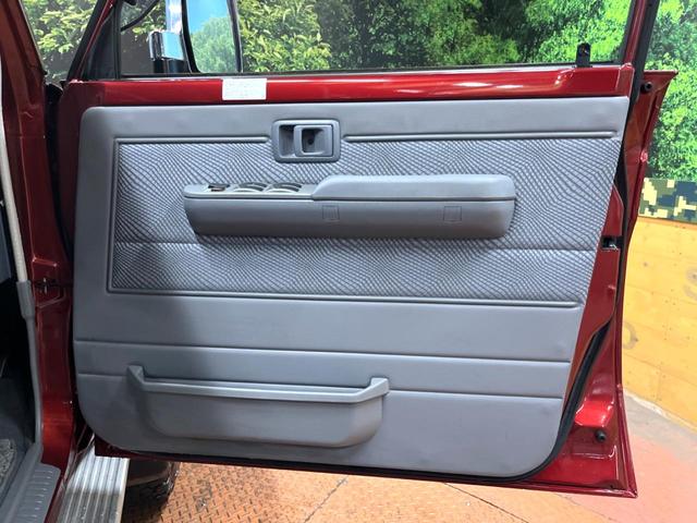 ランドクルーザー70 バン 4WD 禁煙車 5MT車 BFグッドリッチタイヤ 15インチアルミ SDナビ フルセグTV バックカメラ ETC Bluetooth接続可 キーレスキー 盗難防止装置 グレー革調シートカバー(29枚目)