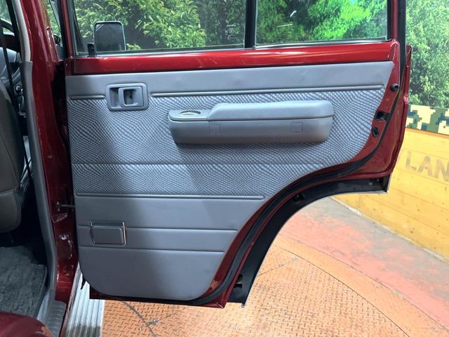 ランドクルーザー70 バン 4WD 禁煙車 5MT車 BFグッドリッチタイヤ 15インチアルミ SDナビ フルセグTV バックカメラ ETC Bluetooth接続可 キーレスキー 盗難防止装置 グレー革調シートカバー(30枚目)