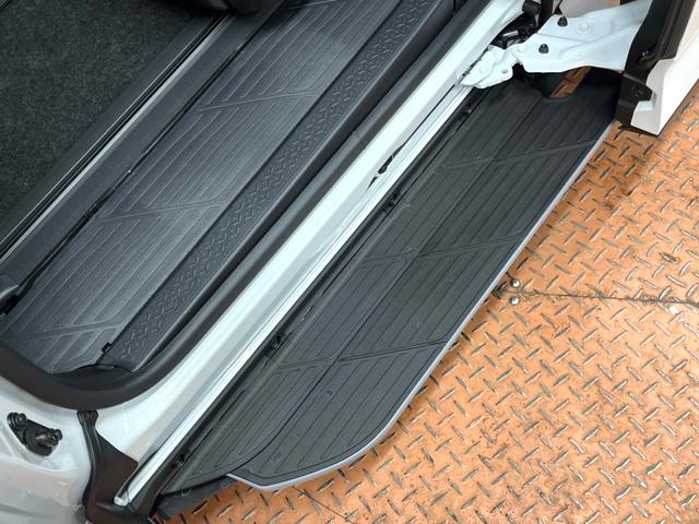 ヴォクシー ハイブリッドS-Z 年次改モデル 登録済未使用車 後席モニター 快適利便PKG トヨタチームメイト 10型ナビ 全周囲カメラ デジタルインナーミラー ユニバーサルステップ 3眼LEDヘッド パークアシスト 電動リアゲート(8枚目)