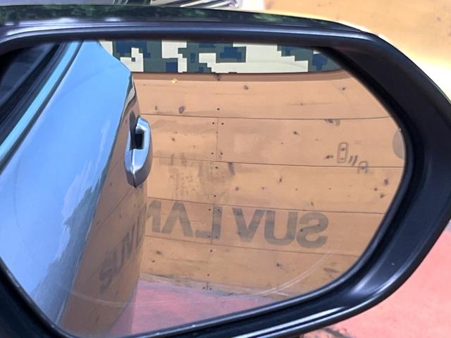 【ブラインドスポットモニター】走行中、ドアミラーの死角になりやすい箇所に後続車が接近するとサイドミラーのレンズに警告を表示!ドライバーに注意喚起をしてくれます。