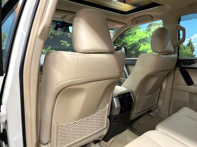 ランドクルーザープラド TX Lパッケージ マットブラックエディション サンルーフ メーカーナビ 全周囲カメラ 7人 ブラインドスポットモニター 純正サイドステップ 寒冷地仕様 禁煙車 ベージュ革シート レーダークルーズ シートベンチレーション セーフティセンス ETC(26枚目)