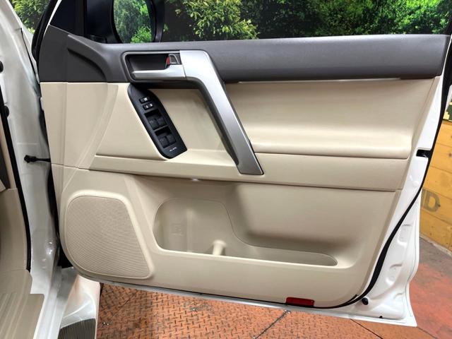 ランドクルーザープラド TX Lパッケージ マットブラックエディション サンルーフ メーカーナビ 全周囲カメラ 7人 ブラインドスポットモニター 純正サイドステップ 寒冷地仕様 禁煙車 ベージュ革シート レーダークルーズ シートベンチレーション セーフティセンス ETC(31枚目)