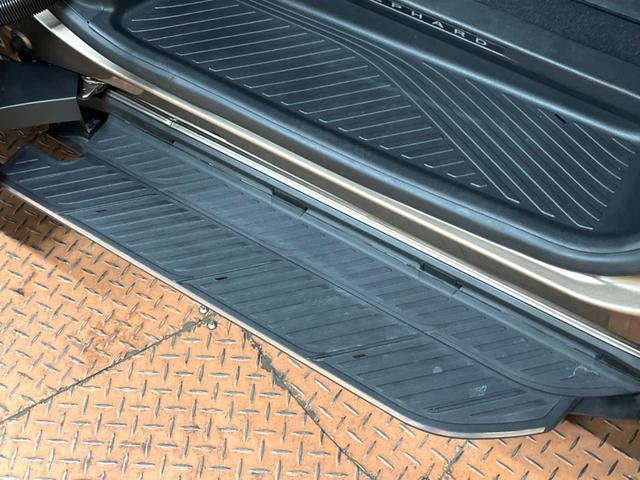 アルファード Z 左右独立ムーンルーフ 後席モニター 14型ナビ 全周囲カメラ 禁煙車 デジタルインナーミラー ユニバーサルステップ シートベンチレーション 両側電動ドア パワーバックドア 純正18インチアルミ(32枚目)