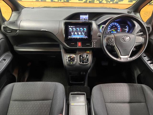 ヴォクシー ハイブリッドV 後席モニター 8型ナビ 両側パワスラ 7人乗り 禁煙車 シートヒーター クルコン LEDヘッド 純正15アルミ リアオートエアコン オートライト コーナーセンサー バックカメラ ETC フルセグTV(2枚目)